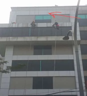 Pembersihan fasade Gedung UMKM Tangerang Selatan