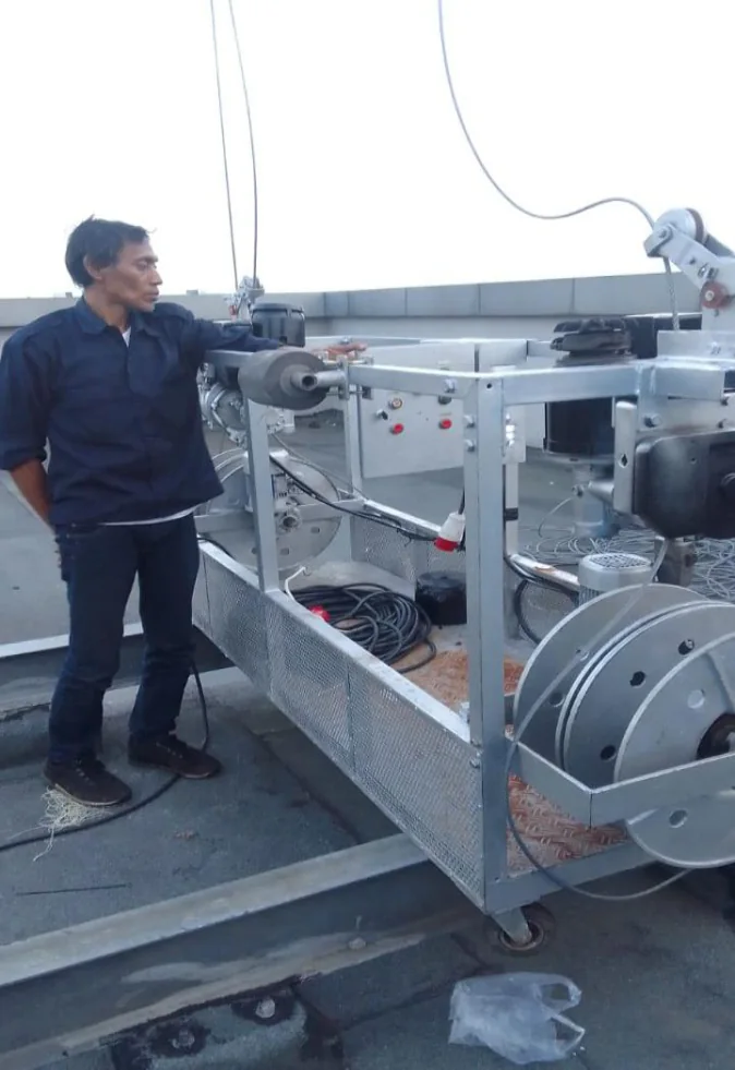 Perbaikan gondola & pembersihan fasade Gedung UMKM